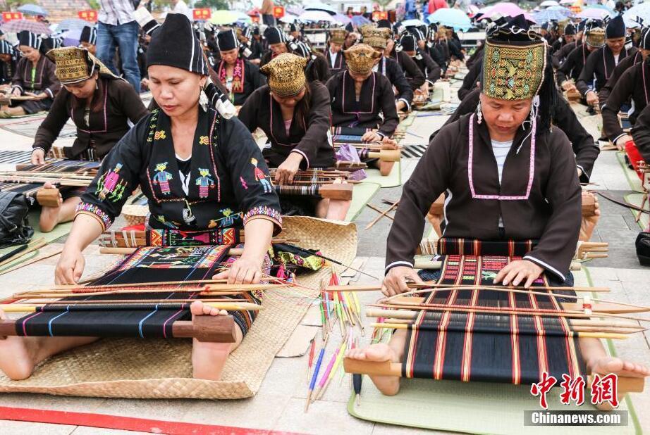 海南322人同時織錦 創(chuàng)“最多人同時織布”世界紀(jì)錄