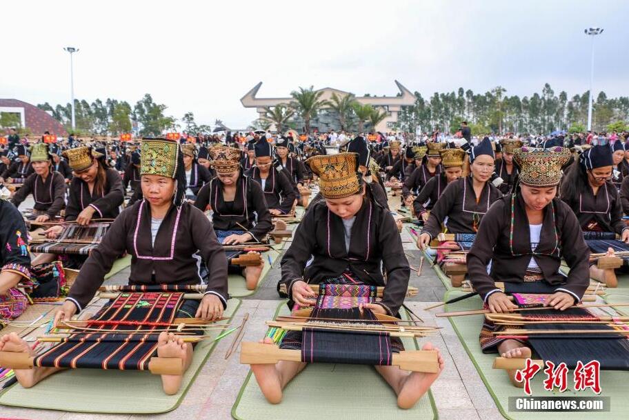 海南322人同時織錦 創(chuàng)“最多人同時織布”世界紀錄