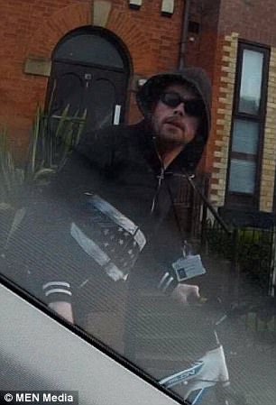 憤怒！因嫌占道他舉起自行車(chē)砸向汽車(chē)（圖）