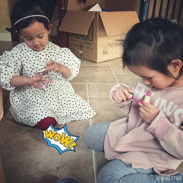 3歲就愛美！黃磊女兒多妹與小閨蜜結(jié)伴涂指甲油