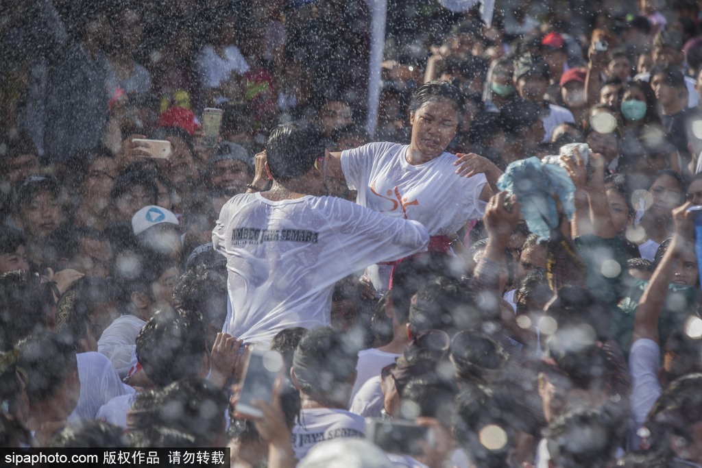 印尼巴厘島迎來(lái)傳統(tǒng)接吻節(jié)