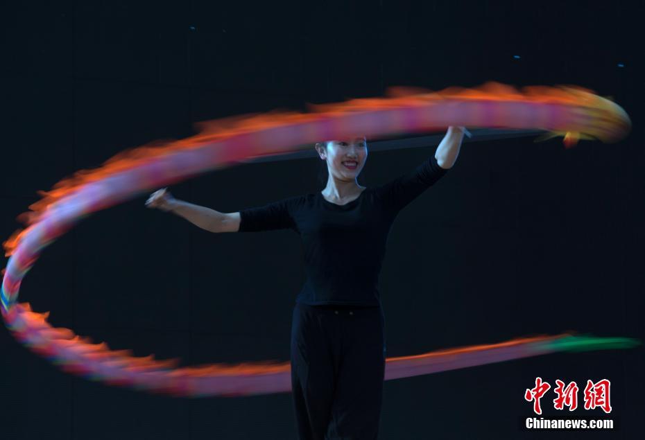 北京民眾探訪中國雜技團 體驗雜技奧秘