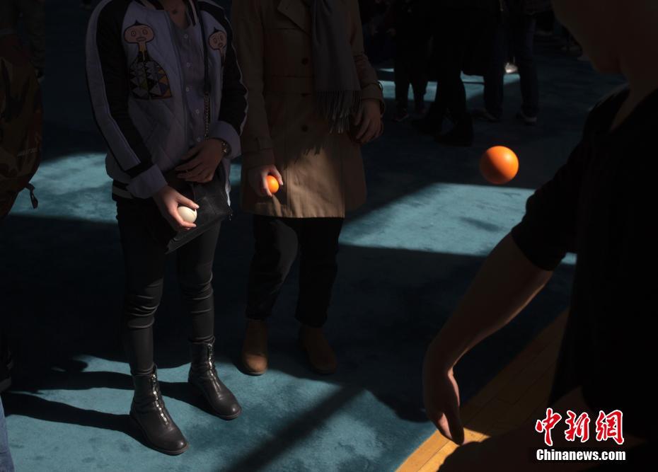 北京民眾探訪中國雜技團(tuán) 體驗(yàn)雜技奧秘