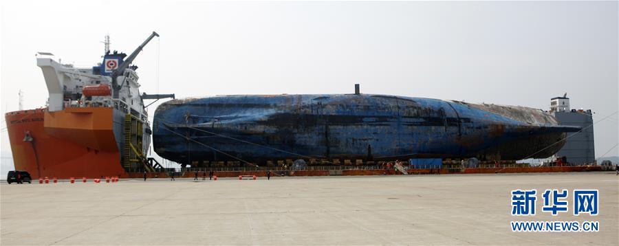 “世越號(hào)”抵岸 遇難者家屬悲痛萬分