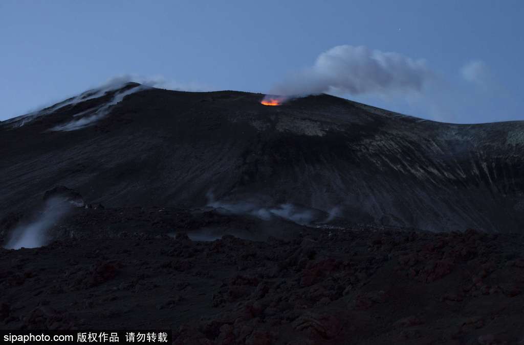 意大利埃特納火山爆發 巖漿流淌似“火河”