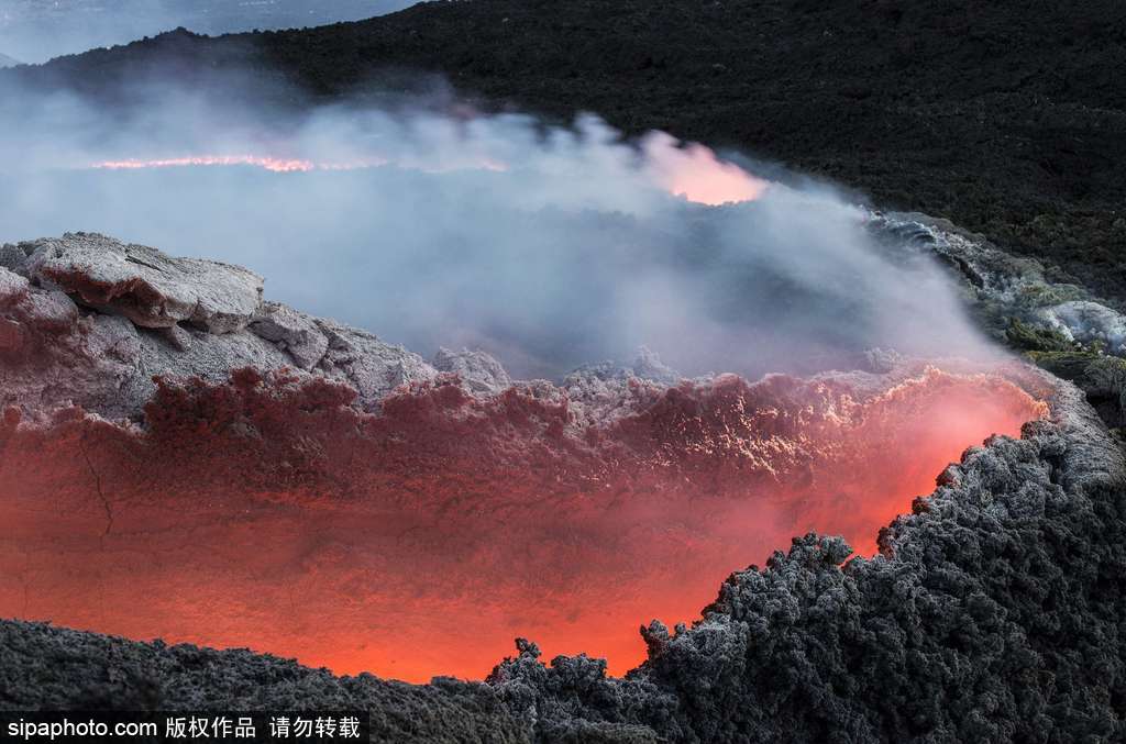 意大利埃特納火山爆發 巖漿流淌似“火河”