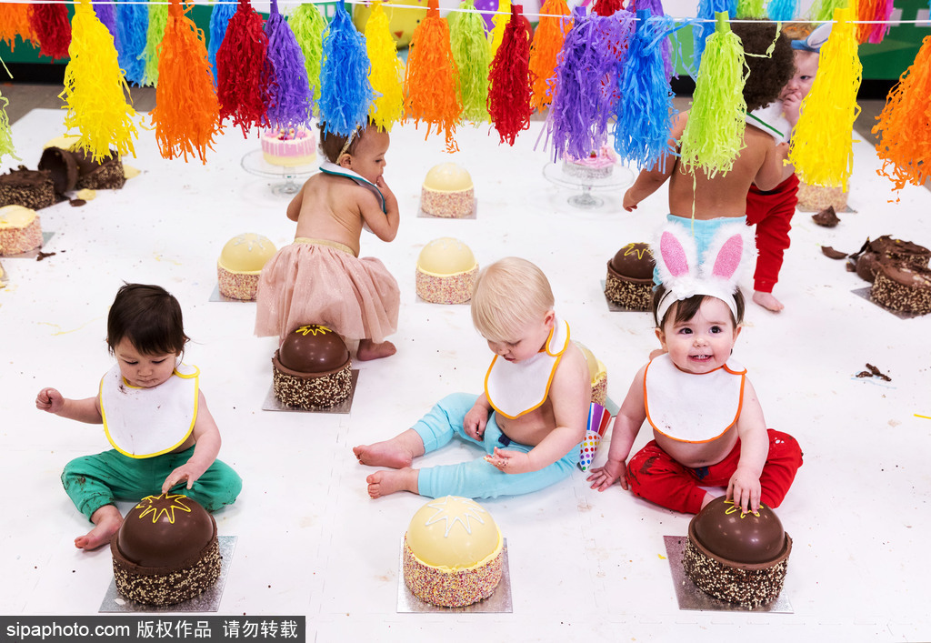 英國(guó)一超市舉行“砸蛋糕派對(duì)” 熊孩子們放飛自我開砸慶生