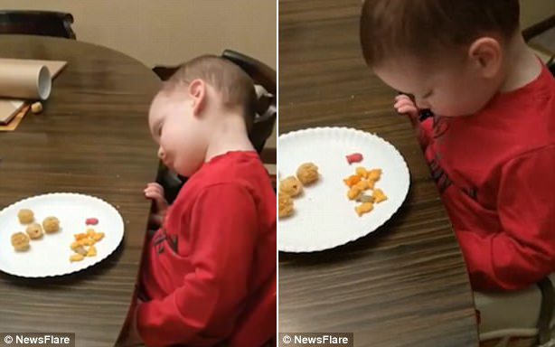 困到無(wú)法呼吸！2歲男孩這樣吃晚餐