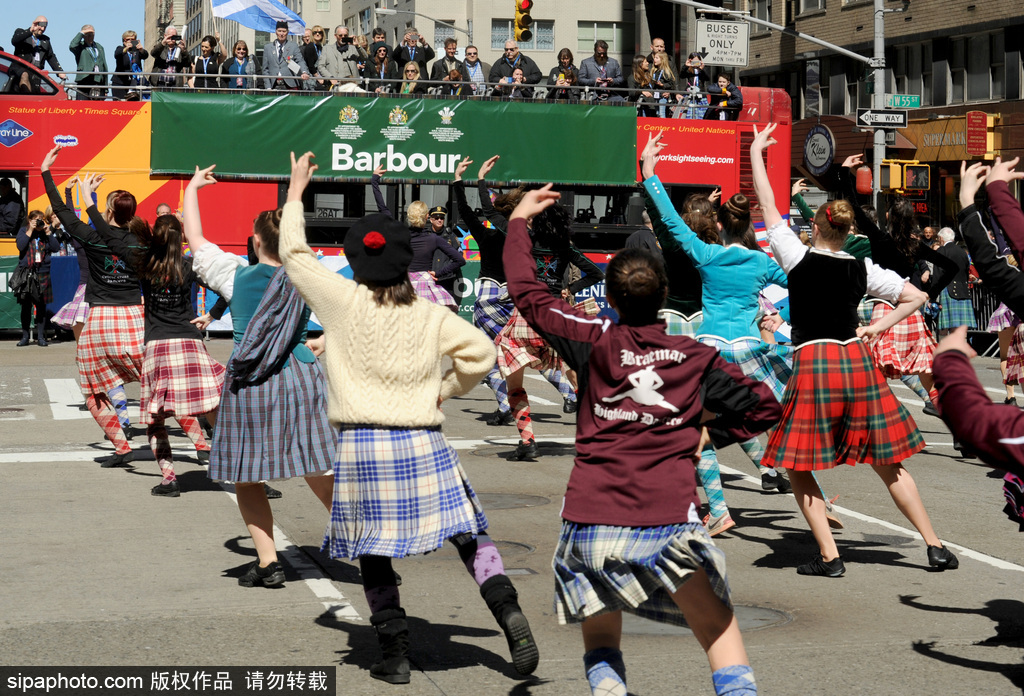 千名蘇格蘭人“占領(lǐng)”紐約街頭 美國格紋日大游行