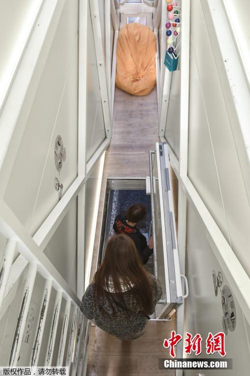 世界最窄建筑寬度不足一米 難擋游客參觀熱情