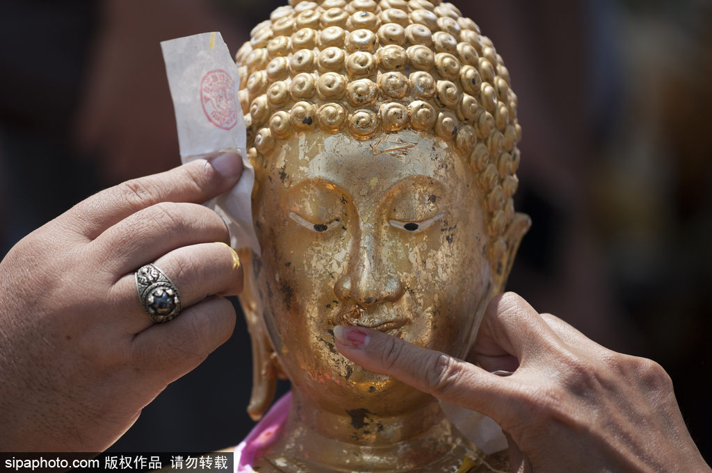 泰國曼谷潑水節(jié)狂歡 上演“濕身大戰(zhàn)”