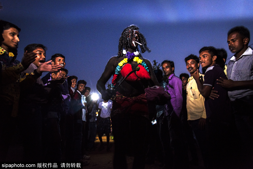 印度恐怖習俗！賈函節印度教徒墳墓掘頭骨攜帶游行