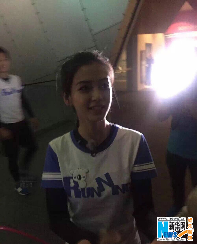 路人拍攝Angelababy跑男路透照 網友留言高糊也可愛