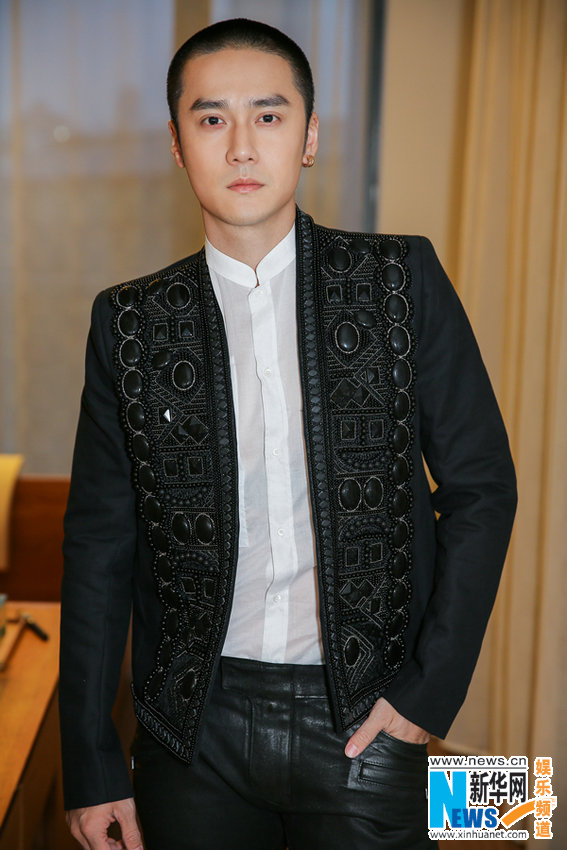 蔣勁夫出席活動展好身材 復古穿搭硬朗率性