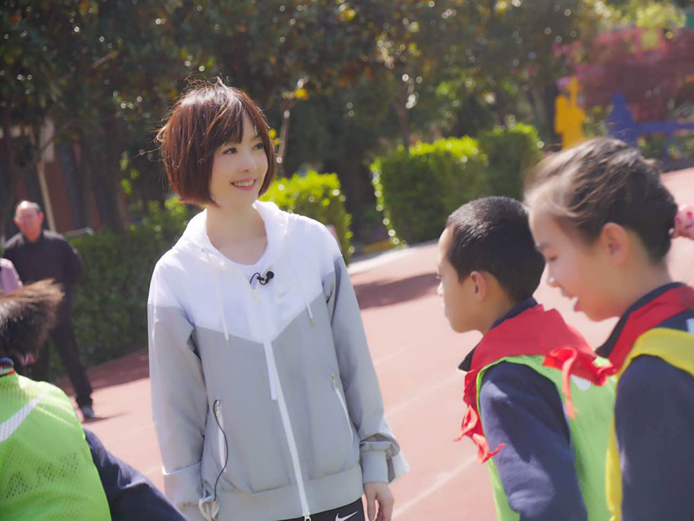 魯豫重返小學(xué)校園變孩子王 小女生情懷寫在臉上