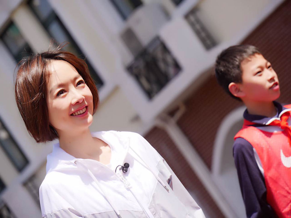 魯豫重返小學(xué)校園變孩子王 小女生情懷寫(xiě)在臉上