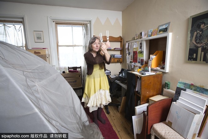 英國(guó)一女子對(duì)電磁波過(guò)敏 每日18小時(shí)躲防護(hù)罩中