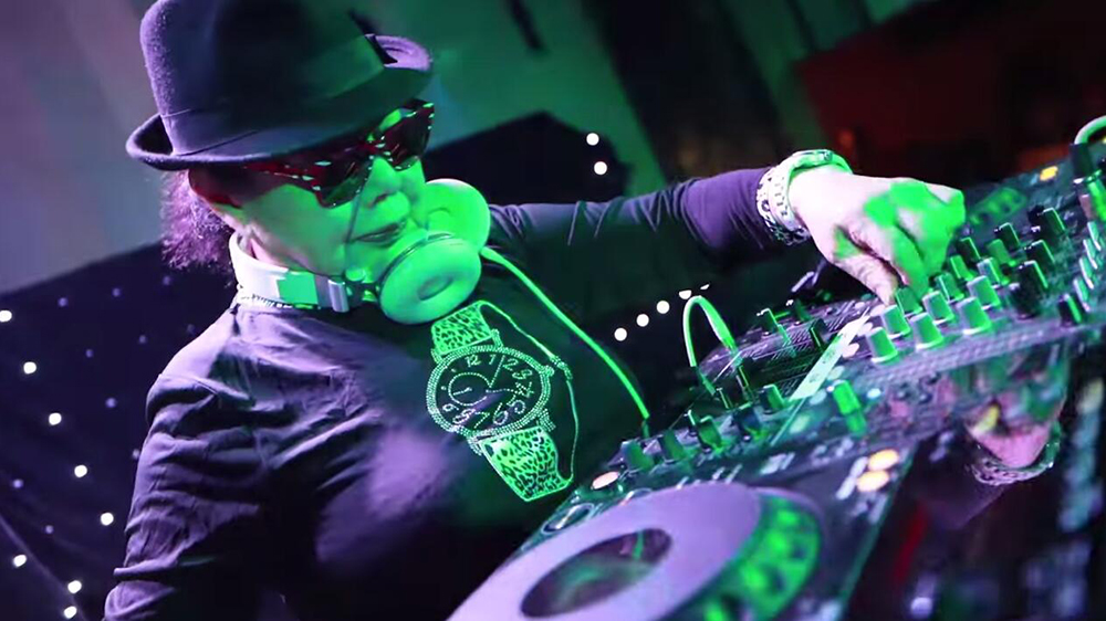 82歲奶奶蹦迪打碟 70歲開始學習打碟實現童年夢想