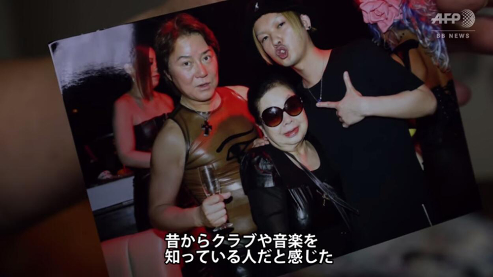 82歲奶奶蹦迪打碟 70歲開始學習打碟實現童年夢想