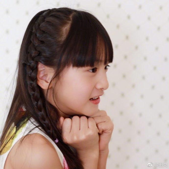 田亮微博曬女兒慶生照片 氧氣少女“森碟”九歲啦！