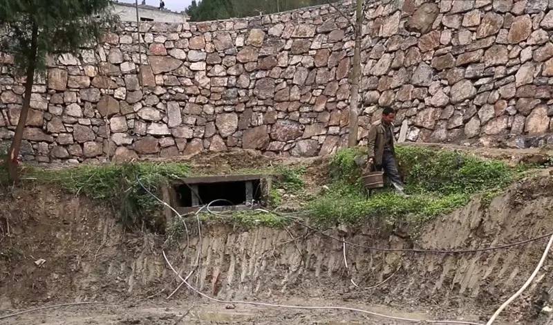 解碼中國丨這位當代“愚公”在懸崖峭壁上鑿出7千米水渠，現實比神話傳說更震撼！