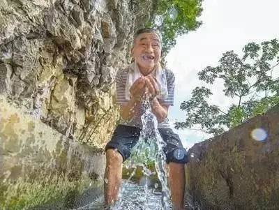 解碼中國丨這位當代“愚公”在懸崖峭壁上鑿出7千米水渠，現實比神話傳說更震撼！