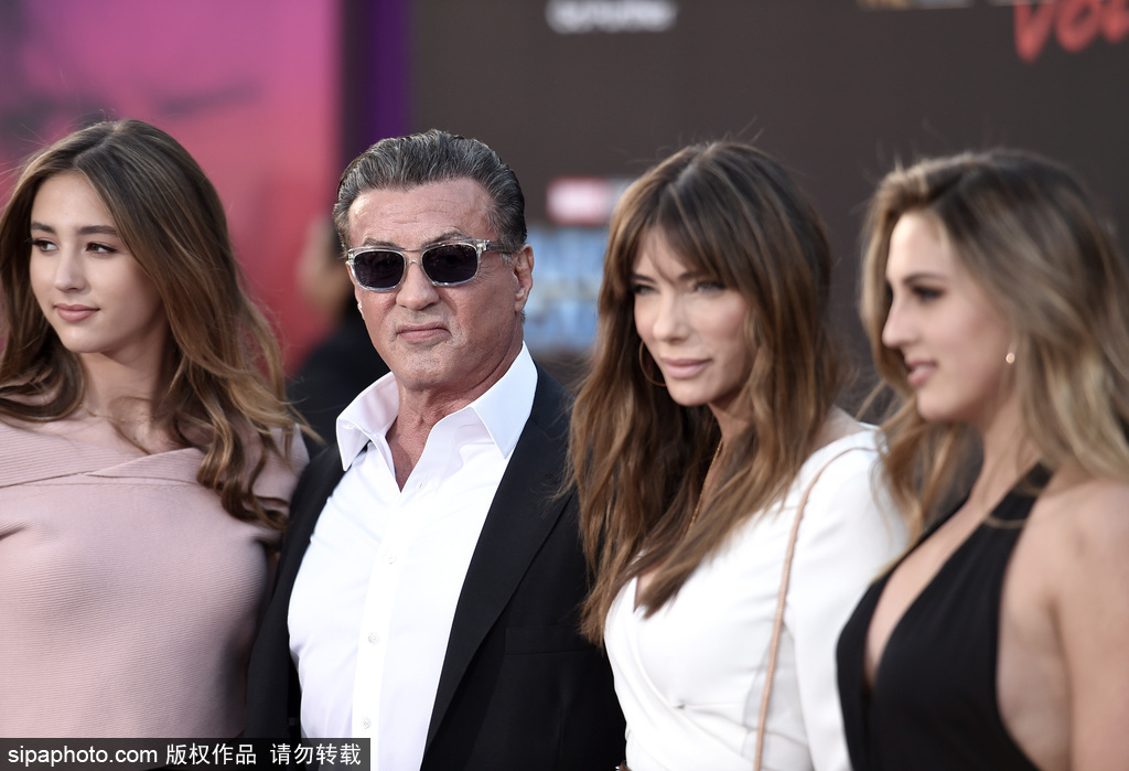 國民岳父！史泰龍攜家人出席電影首映 幸福滿滿女兒養眼