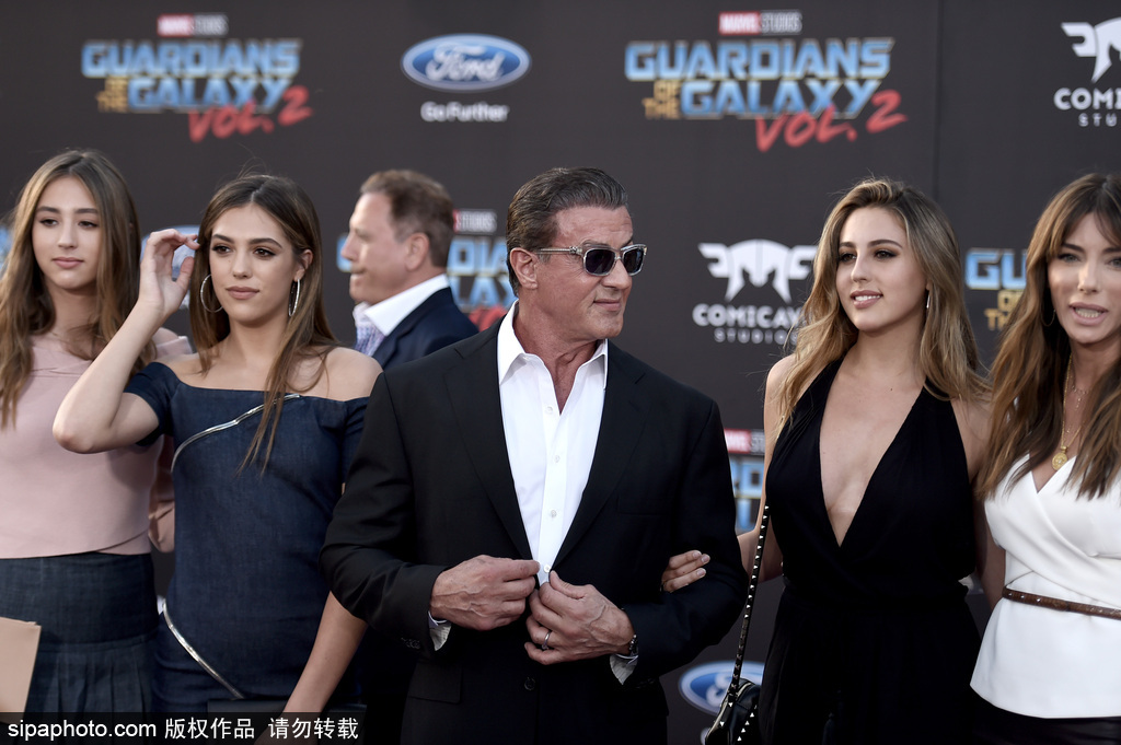 國民岳父！史泰龍攜家人出席電影首映 幸福滿滿女兒養(yǎng)眼