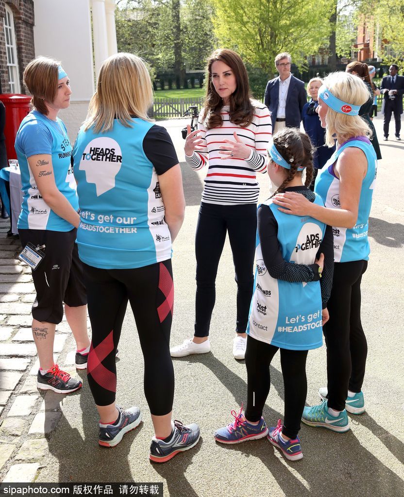 凱特王妃簡潔條紋衫出席馬拉松活動(dòng) 俯身傾聽似鄰家姐姐