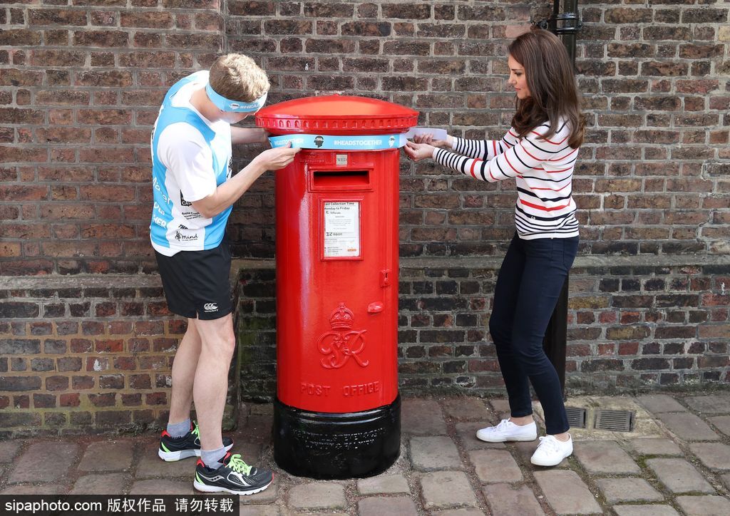 凱特王妃簡潔條紋衫出席馬拉松活動 俯身傾聽似鄰家姐姐