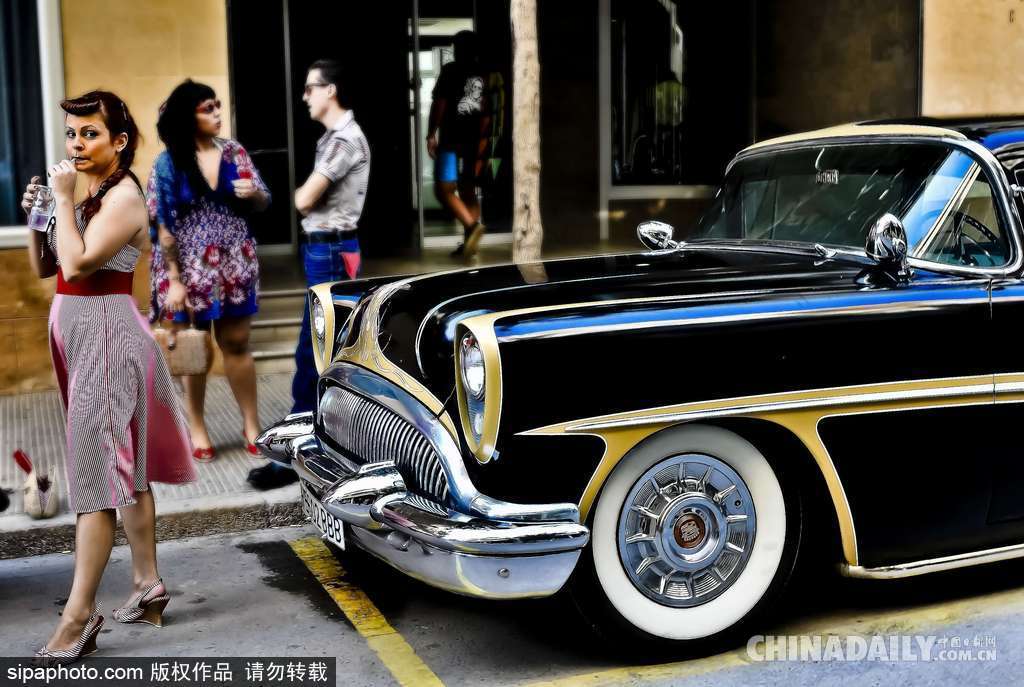 歡迎來(lái)到六十年代的歐洲 西班牙小鎮(zhèn)舉辦復(fù)古大派對(duì)