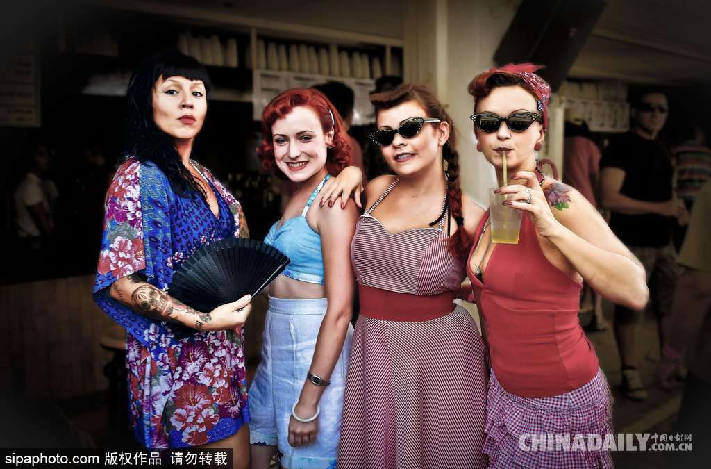 歡迎來到六十年代的歐洲 西班牙小鎮(zhèn)舉辦復(fù)古大派對(duì)