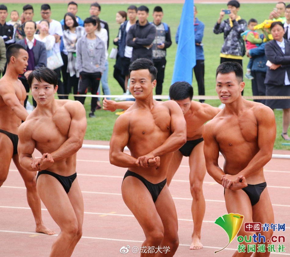 好害羞！成都大學運動會現“男子健身隊”引全場歡呼