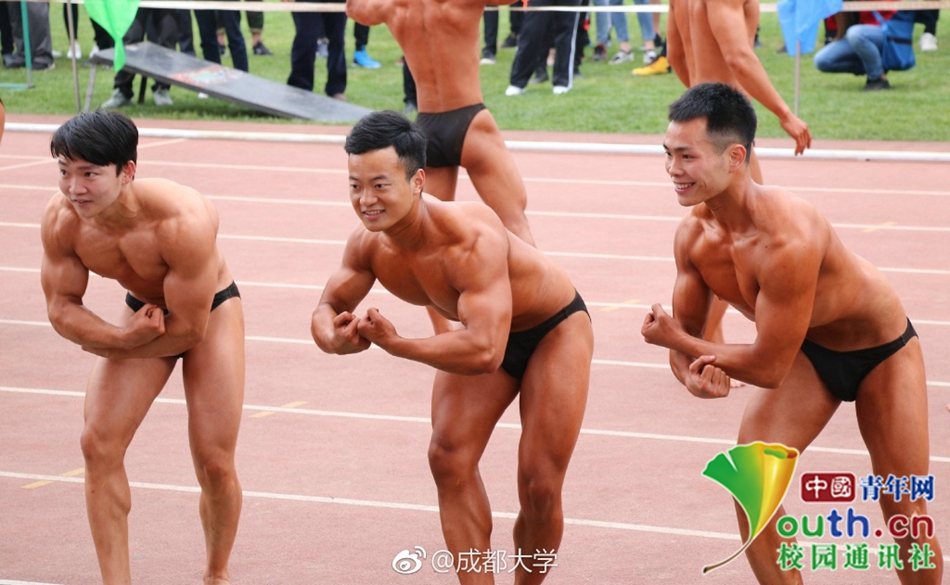 好害羞！成都大學(xué)運(yùn)動(dòng)會(huì)現(xiàn)“男子健身隊(duì)”引全場(chǎng)歡呼