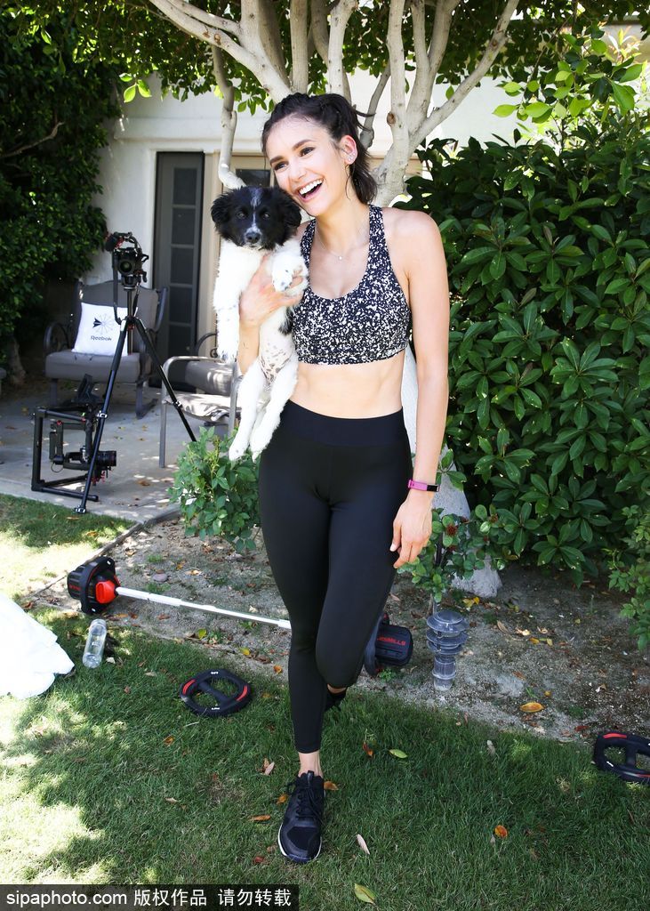 《吸血鬼日記》妮娜·杜波夫出席活動 健身秀肌肉流香汗