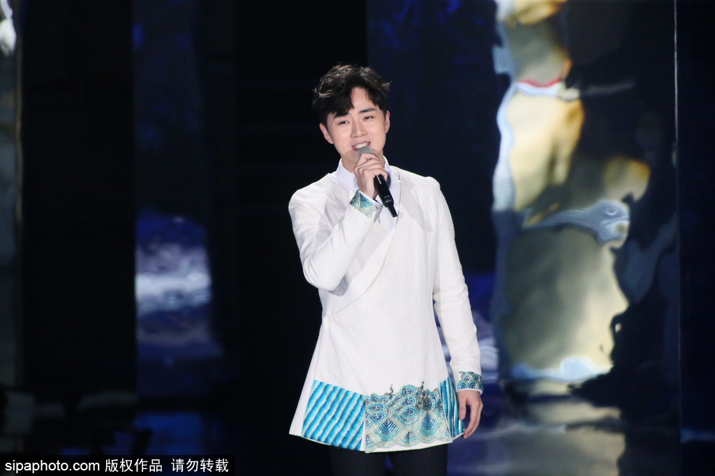 第七屆北京電影節：95歲秦怡坐輪椅現身閉幕式 林志玲與讓·雷諾俏皮頒獎