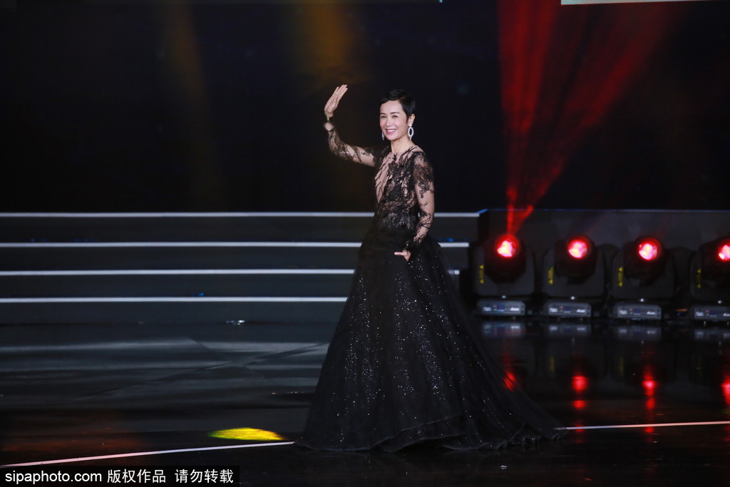 第七屆北京電影節(jié)：95歲秦怡坐輪椅現(xiàn)身閉幕式 林志玲與讓·雷諾俏皮頒獎