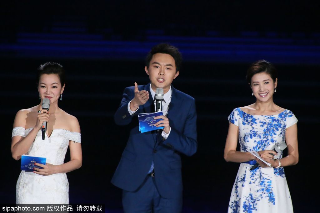 第七屆北京電影節(jié)：95歲秦怡坐輪椅現(xiàn)身閉幕式 林志玲與讓·雷諾俏皮頒獎(jiǎng)