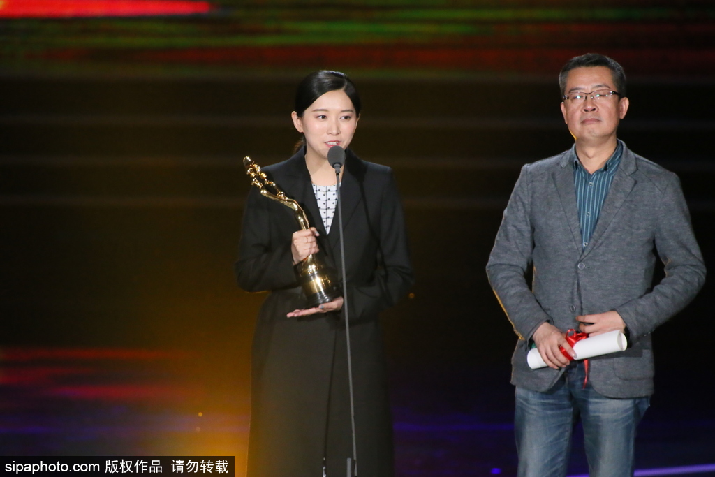 第七屆北京電影節：95歲秦怡坐輪椅現身閉幕式 林志玲與讓·雷諾俏皮頒獎