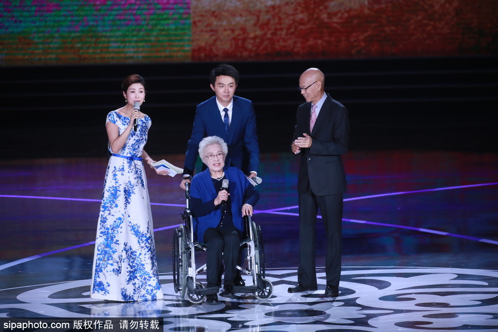 第七屆北京電影節(jié)：95歲秦怡坐輪椅現(xiàn)身閉幕式 林志玲與讓·雷諾俏皮頒獎(jiǎng)