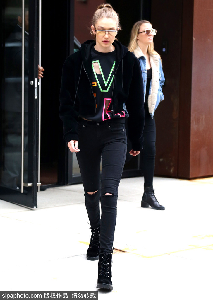 吉吉潮裝出街長(zhǎng)腿矚目 高馬尾面無(wú)表情高冷范十足