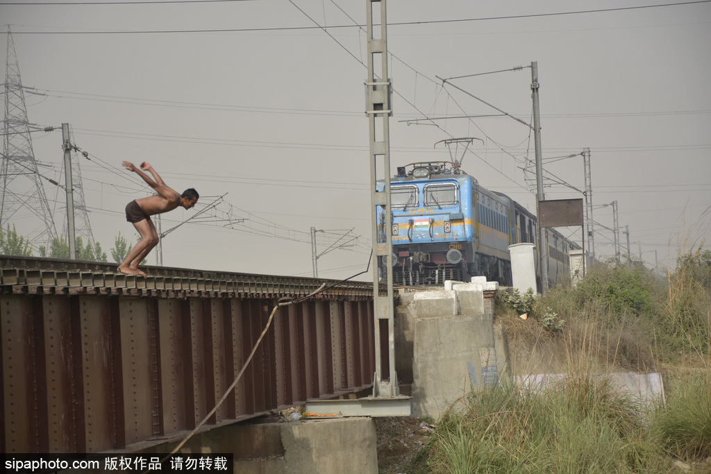 實(shí)拍印度男孩火車外玩特技 縱身躍入恒河