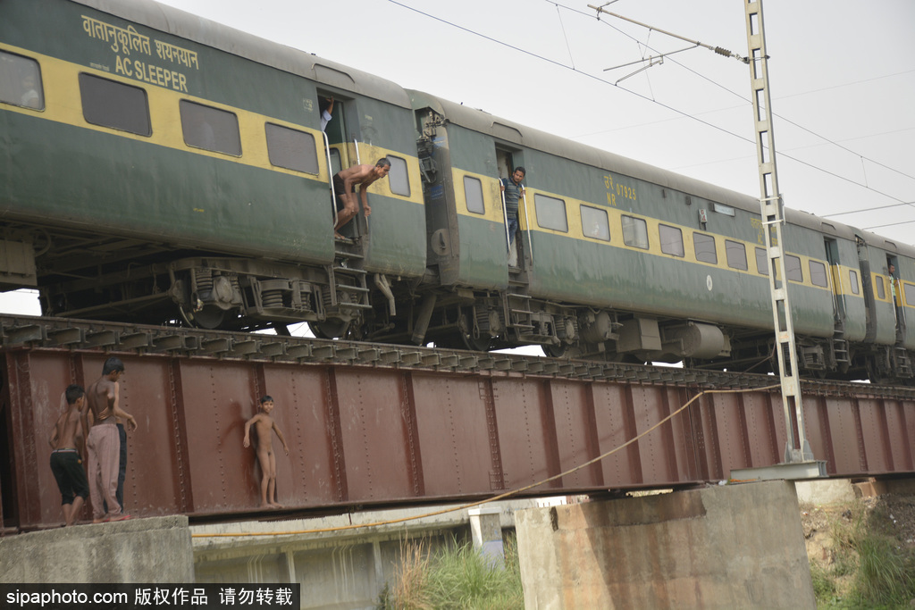 實拍印度男孩火車外玩特技 縱身躍入恒河
