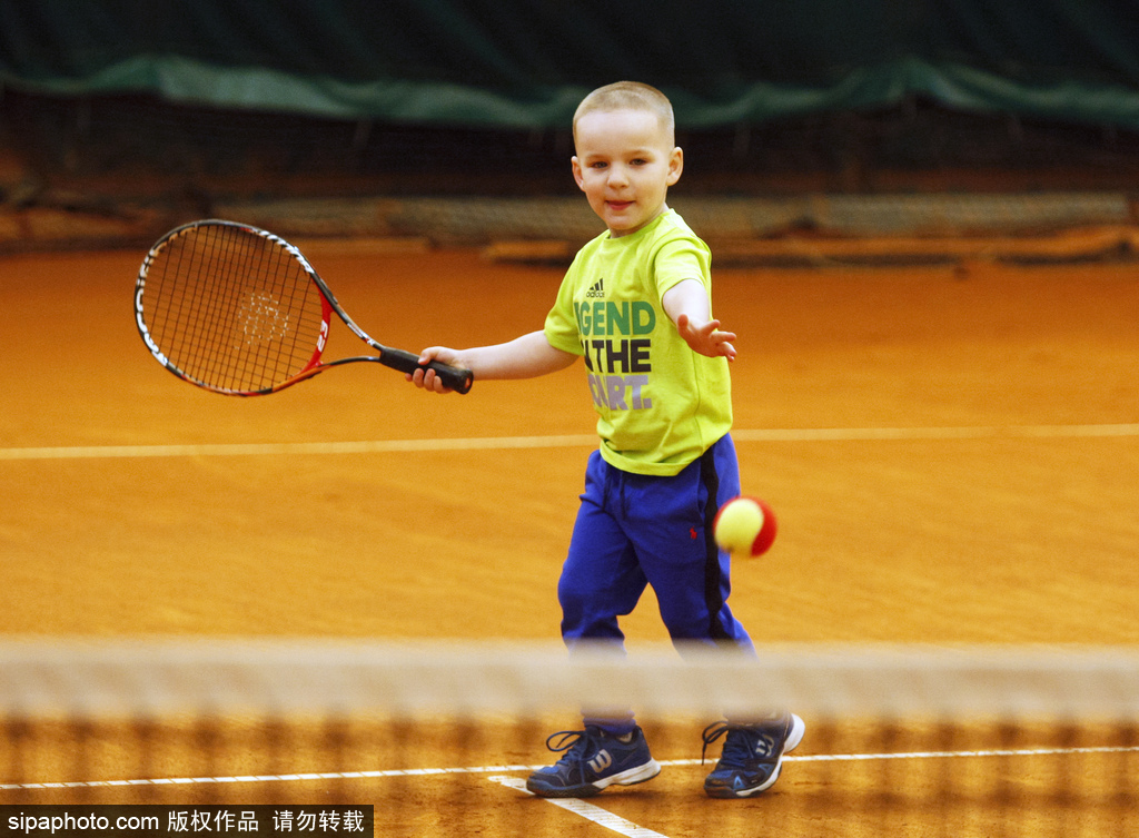 神奇！烏克蘭3歲男孩成最年輕網球注冊球員 打球有模有樣超可愛