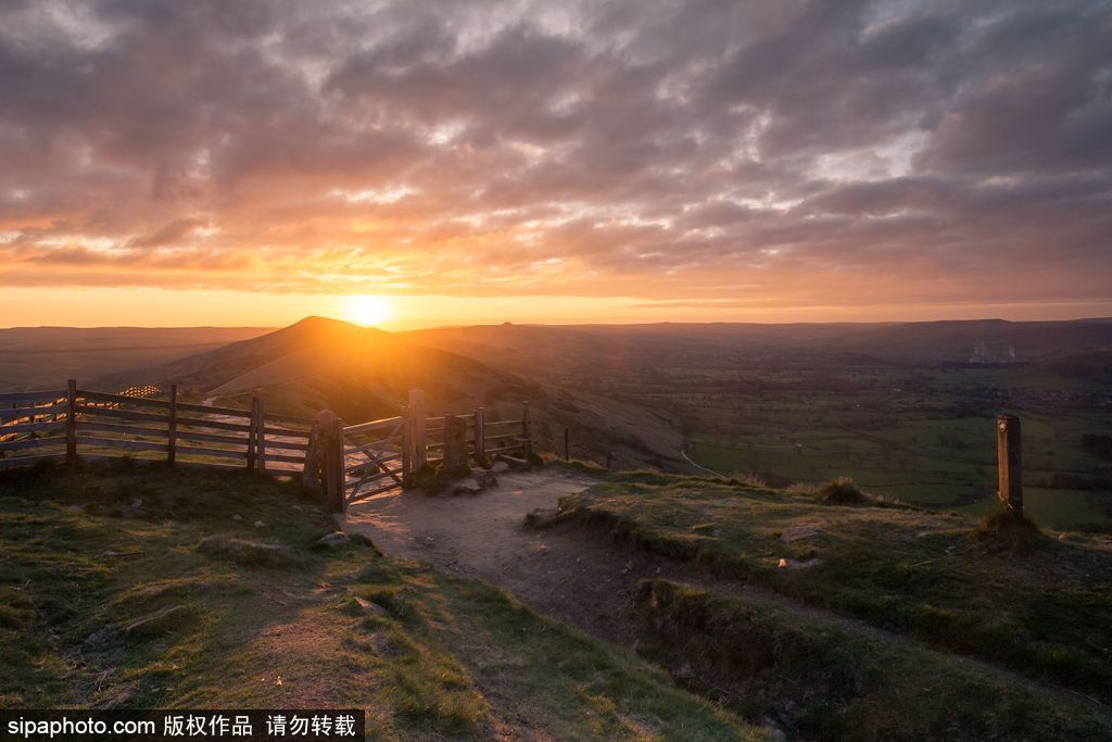 英國(guó)：德比郡天空現(xiàn)絕美日出 夢(mèng)幻天空如臨仙境