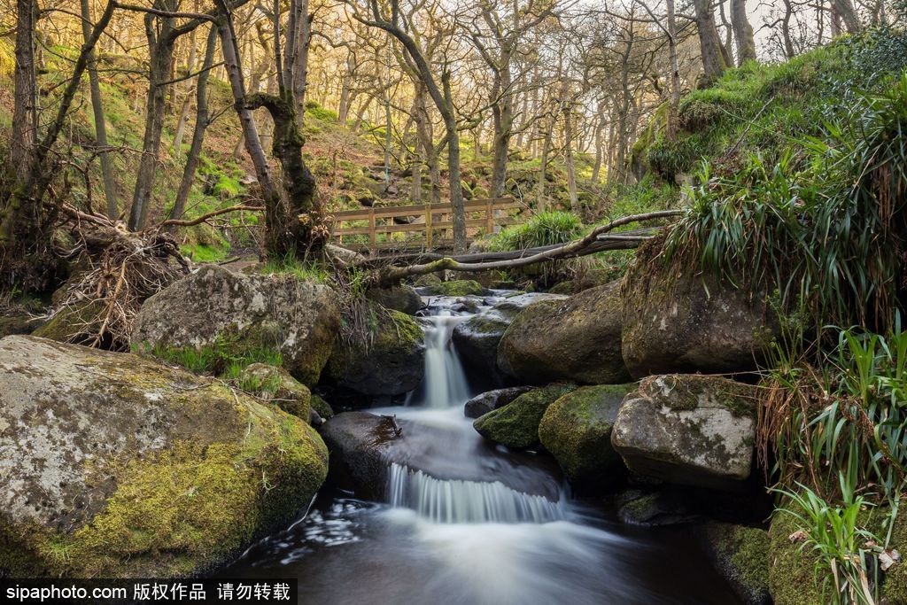 英國：德比郡天空現(xiàn)絕美日出 夢(mèng)幻天空如臨仙境