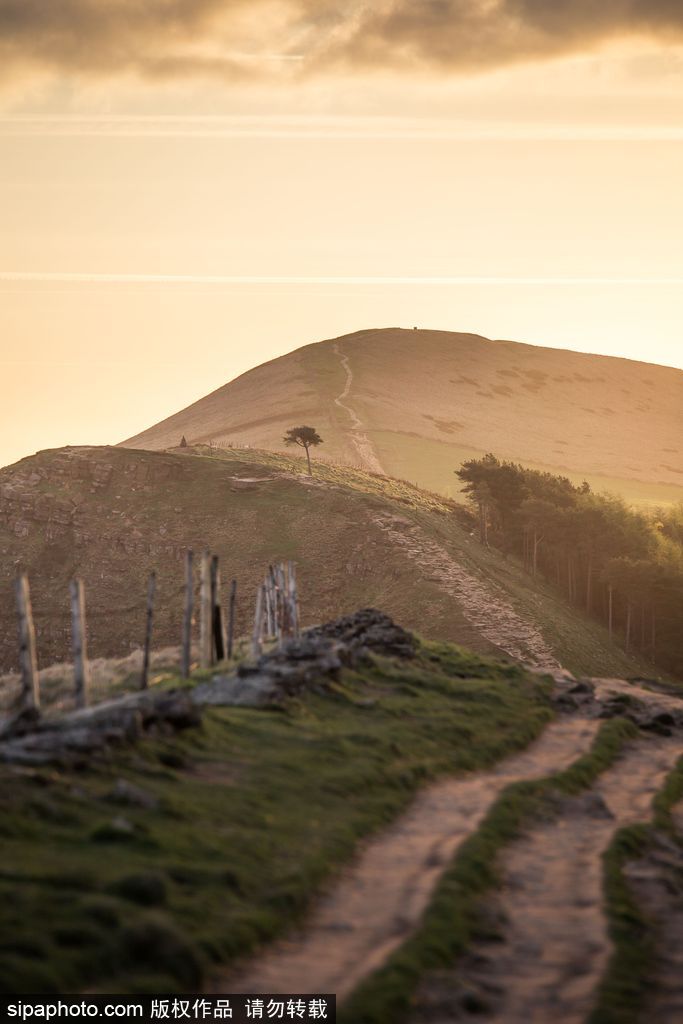 英國(guó)：德比郡天空現(xiàn)絕美日出 夢(mèng)幻天空如臨仙境