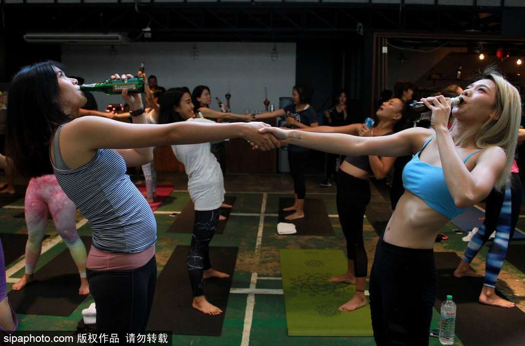 酒量差你別來！啤酒瑜伽風靡全球 泰國瑜伽愛好者飲酒健身兩不耽誤