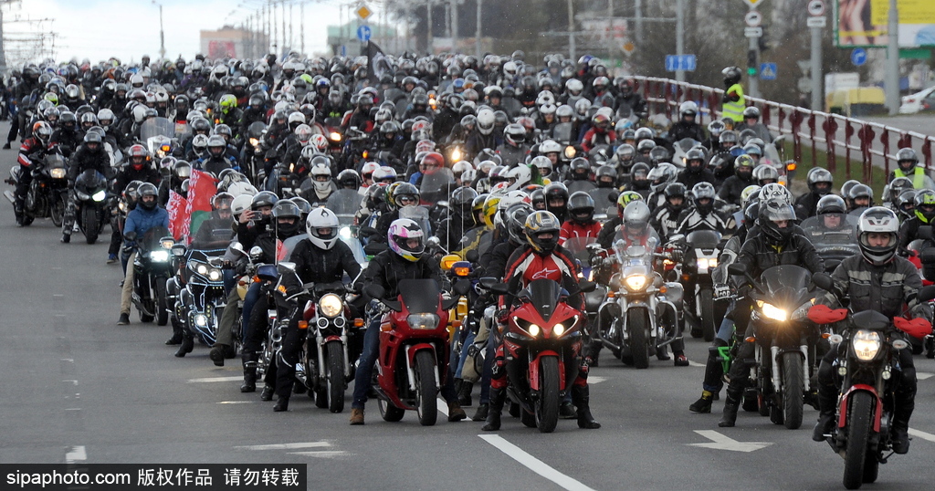 白俄羅斯舉行摩托車游行場面壯觀 騎手蝙蝠俠造型酷炫亮相