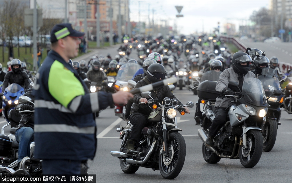 白俄羅斯舉行摩托車游行場面壯觀 騎手蝙蝠俠造型酷炫亮相